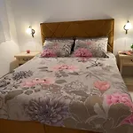 Villa Ulika - 3 Apt For 4 Persons